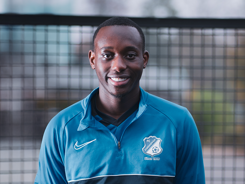 Bram Bram in trainingspak voor een voetbaldoel