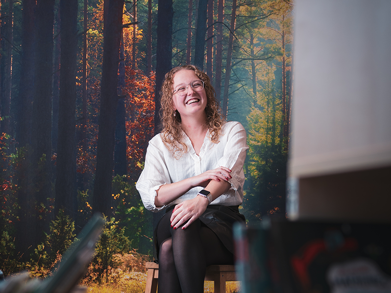 Foto WordPress winwin_Michelle Anouk met een camera in haar handen voor haar gezicht.